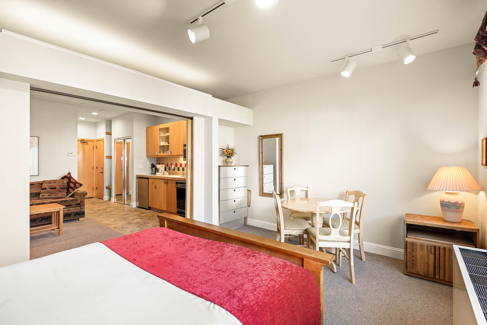 Fer et planche à repasser, Wi-Fi gratuit, draps fournis