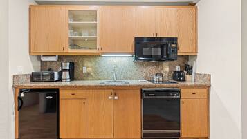 Refrigerador, microondas, parrilla de estufa y lavavajillas