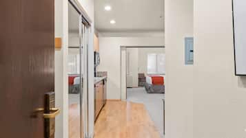 Escritorio, tabla de planchar con plancha, wifi gratis y ropa de cama