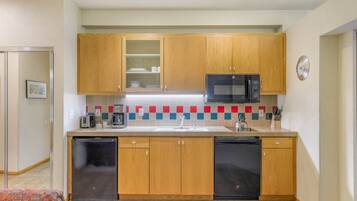 Fridge, microwave, stovetop, dishwasher