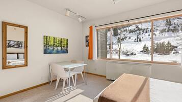 Iron/ironing board, free WiFi, bed sheets