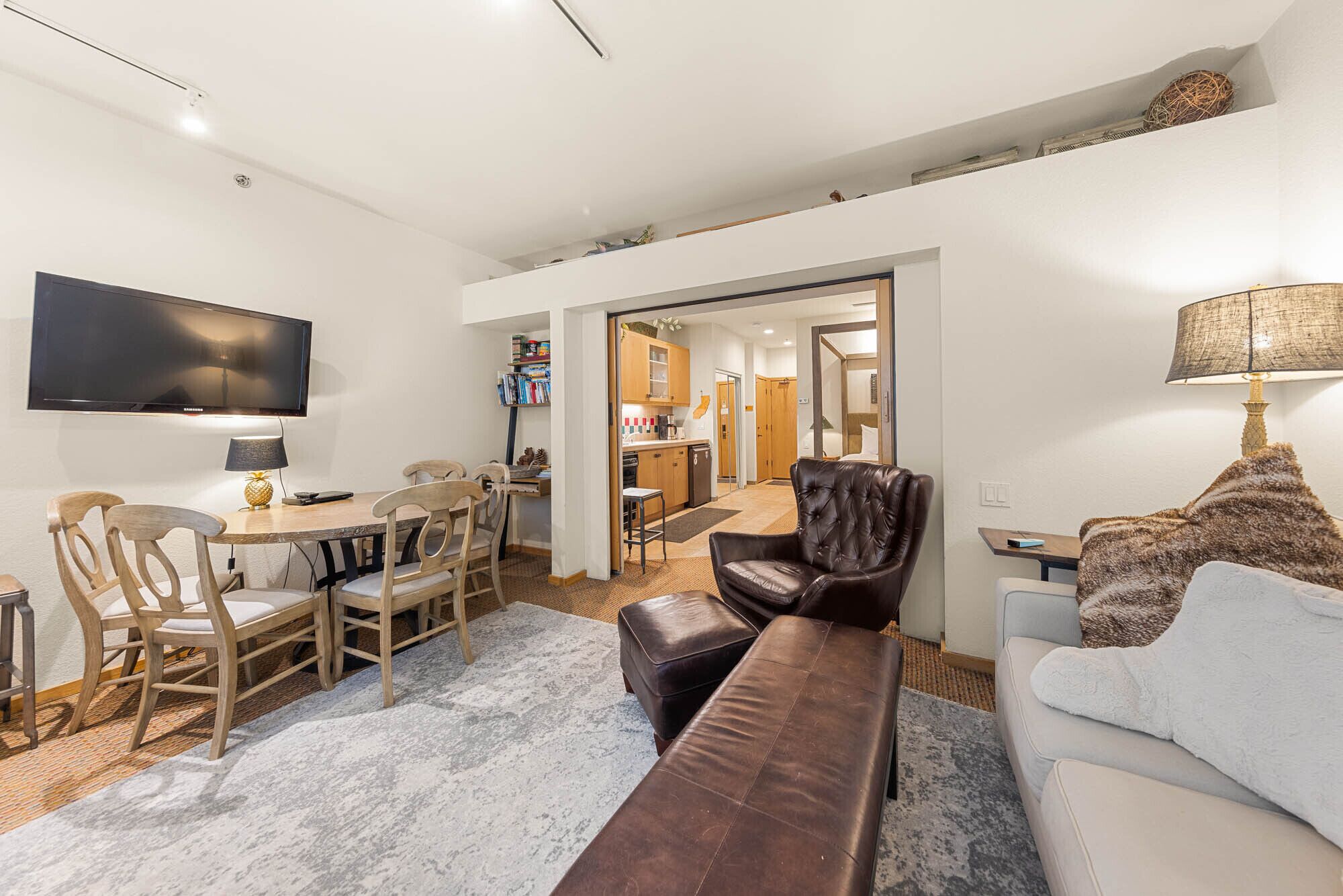 Televisio, DVD-soitin, pöytätennispöytä