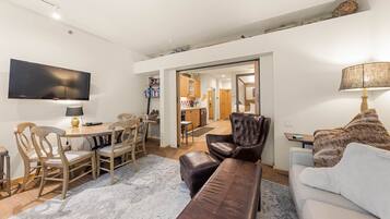 Televisio, DVD-soitin, pöytätennispöytä