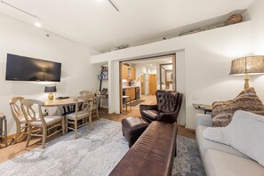 TV, DVD player, ping pong - 146 | Slopeside Charm Studio w/4 Poster + Parking (Olympic Valley)