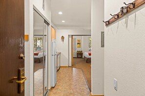 Iron/ironing board, free WiFi, bed sheets - 144  | King Studio - Near KT, Fridge, Parking inc! (Olympic Valley)