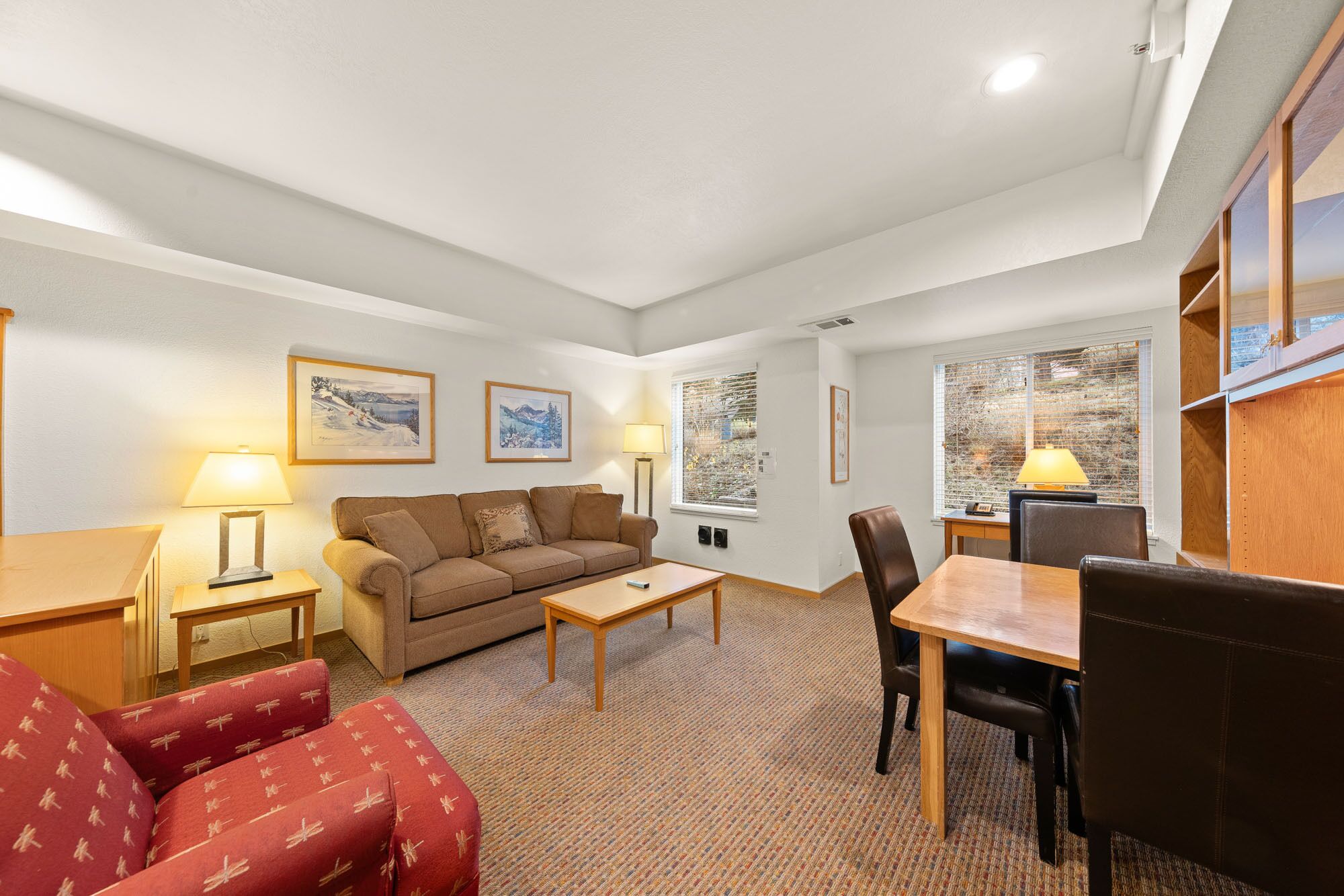 Televisión, reproductor de DVD y tenis de mesa 