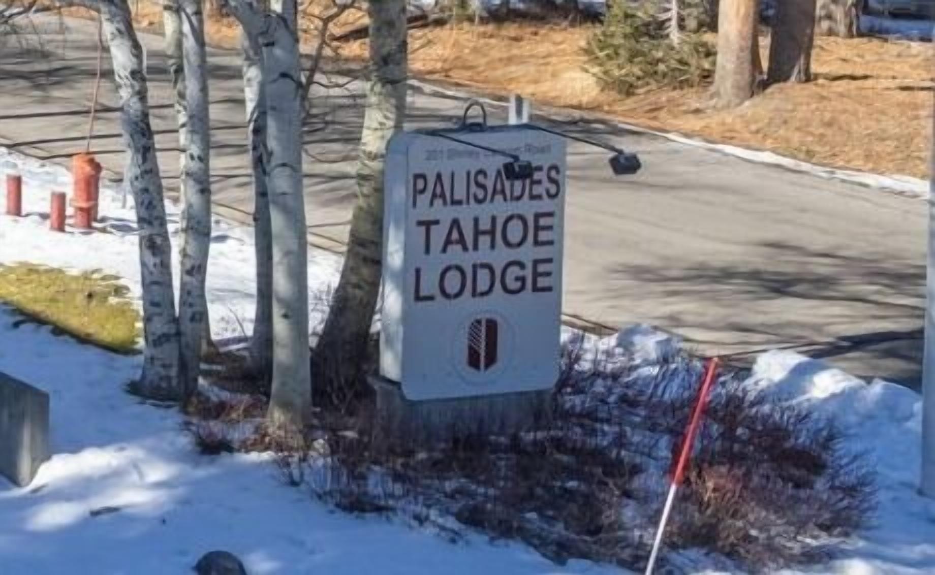 Schild für Palisades Tahoe Lodge.
