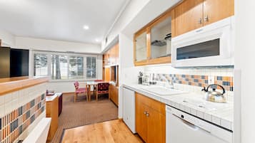 Fridge, microwave, stovetop, dishwasher