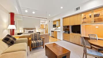 Tv, dvd-spelare och ett bordtennisbord