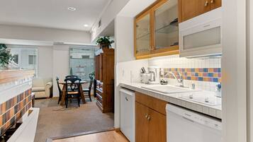 Kühlschrank, Mikrowelle, Herdplatte, Geschirrspüler