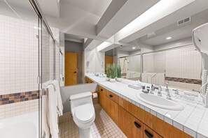 Hair dryer, towels - 110  | Modern Studio Escape - A/C + Pool & Tubs (Olympic Valley)