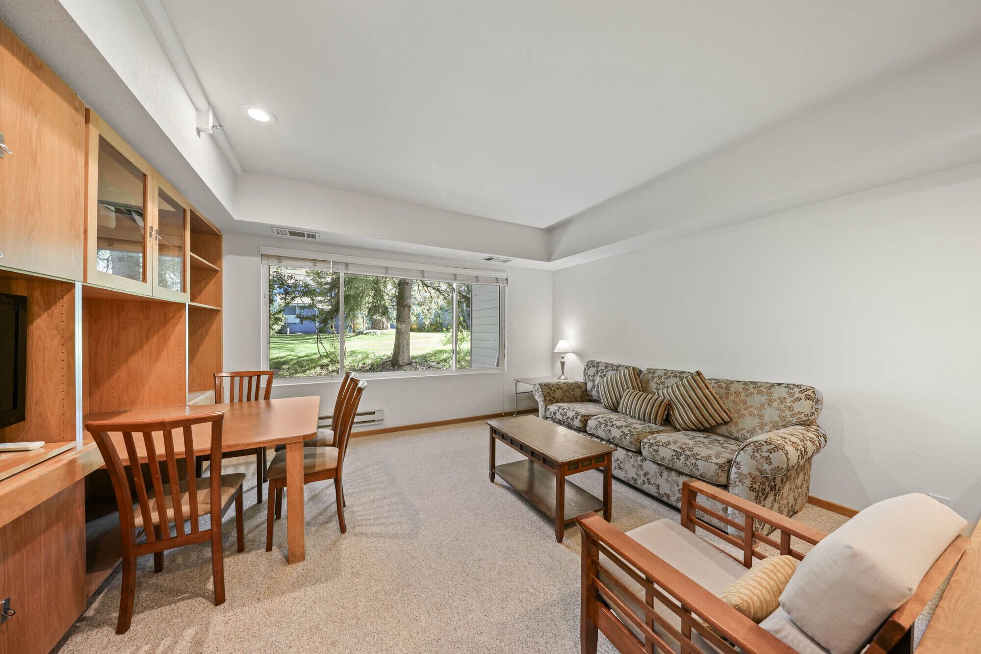 Televisión, reproductor de DVD, mesa de ping pong