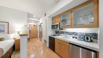 Kjøleskap, mikrobølgeovn, kokeplater og oppvaskmaskin