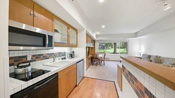 Kjøleskap, mikrobølgeovn, kokeplater og oppvaskmaskin