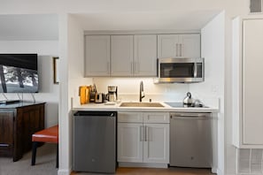 Refrigerador, microondas, placa de cocina, lavavajillas