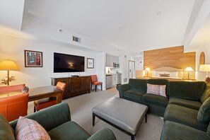 Een televisie, een dvd-speler en een tafeltennistafel