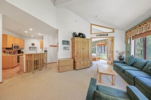 TV, lettore DVD, tavolo da ping pong