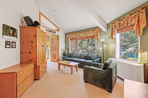 TV, lettore DVD, tavolo da ping pong