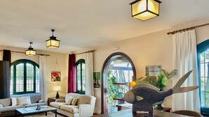 A hotel lobby with a reception desk, two sofas, a coffee table, and a decorative plant. - Hôtel rural castillo de biar (Biar)