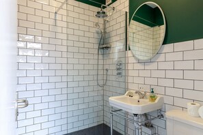 Douche, douche à « effet pluie », serviettes fournies