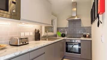 Departamento | Cocina privada | Refrigerador, horno, cafetera y tetera y tetera eléctrica