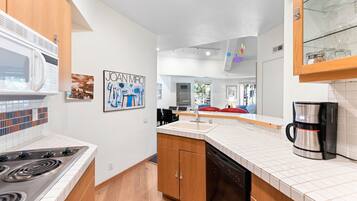 冰箱、微波炉、炉灶、洗碗机