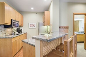 Réfrigérateur, micro-ondes, plaque de cuisson, lave-vaisselle