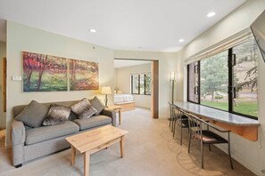 Télévision, lecteur de DVD, table de tennis de table