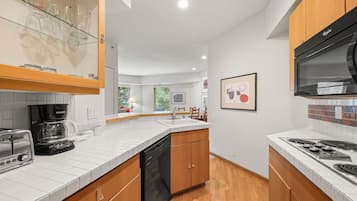 冰箱、微波炉、炉灶、洗碗机