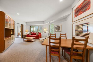 Télévision, lecteur de DVD, table de tennis de table