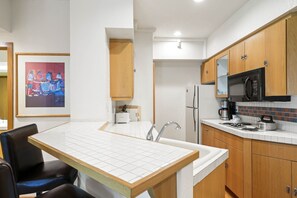 Kühlschrank, Mikrowelle, Herdplatte, Geschirrspüler