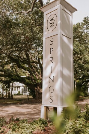 Front of property - The Springs Hotel (Ocean Springs)