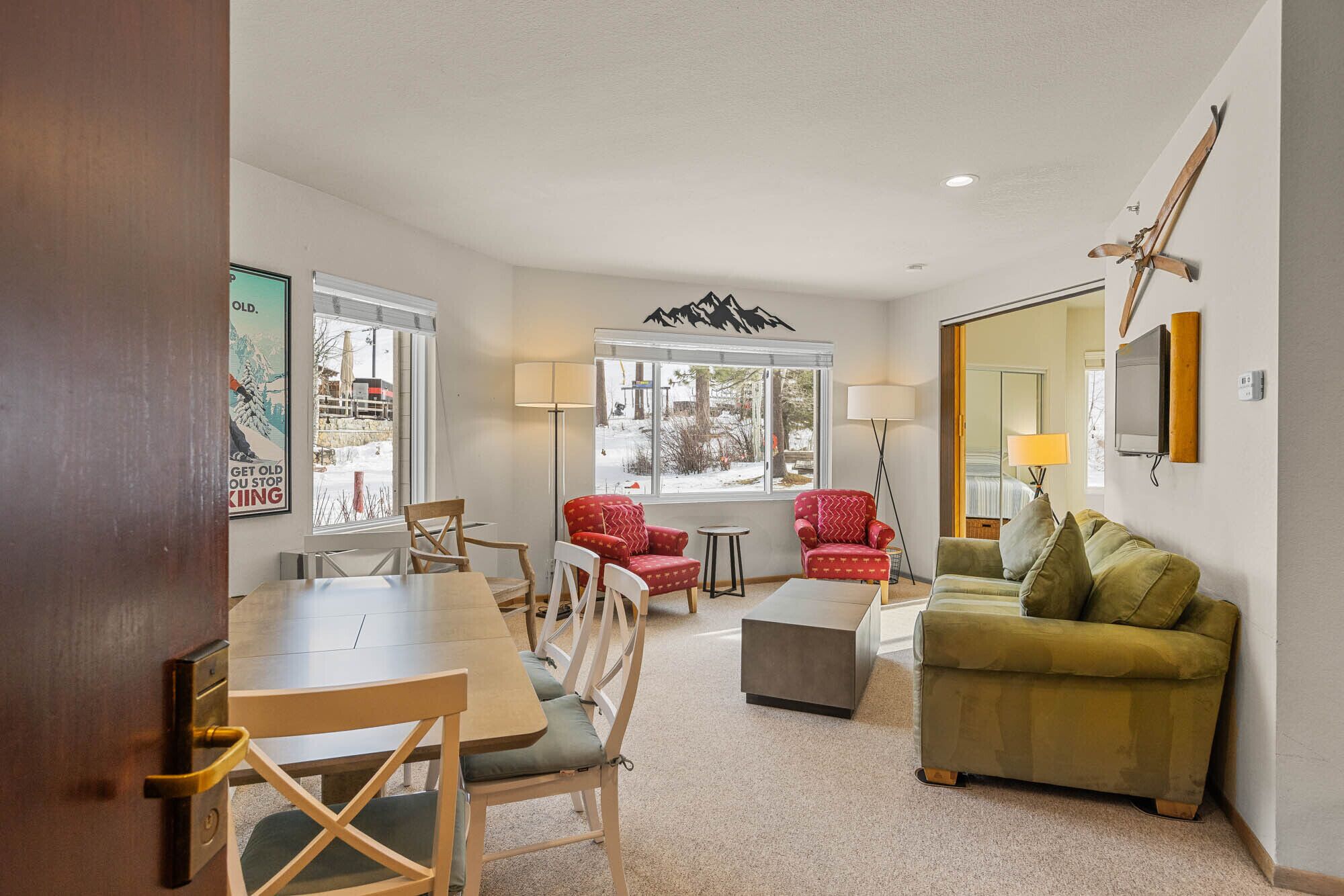 Televisión, reproductor de DVD y tenis de mesa 