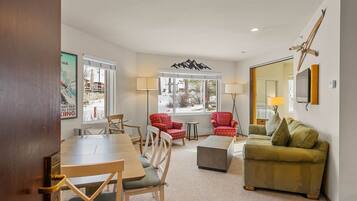 Televisión, reproductor de DVD y tenis de mesa