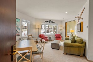 Tv, dvd-spelare och ett bordtennisbord