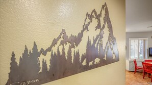Eine Wand mit einem Berg-Silhouetten-Kunstwerk, beschriftet mit 'Savon'.