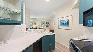 Fridge, microwave, stovetop, dishwasher