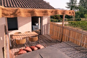 Outdoor dining - Gîte de Charme, vue sur Vignoble (Saint-Sulpice-de-Faleyrens)