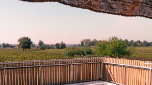 Un bain à remous avec deux chaises longues et une terrasse en bois.