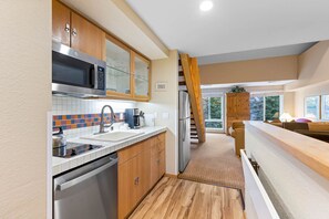 Frigorifero, microonde, piano cottura, lavastoviglie