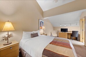 Escritorio, tabla de planchar con plancha, wifi gratis y ropa de cama