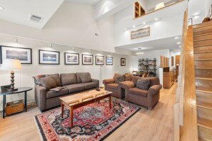 TV, DVD player, ping pong - 333 | Premium Loft Escape - A/C + Poolside Bliss (Olympic Valley)