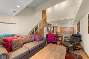 Télévision, lecteur de DVD, table de tennis de table