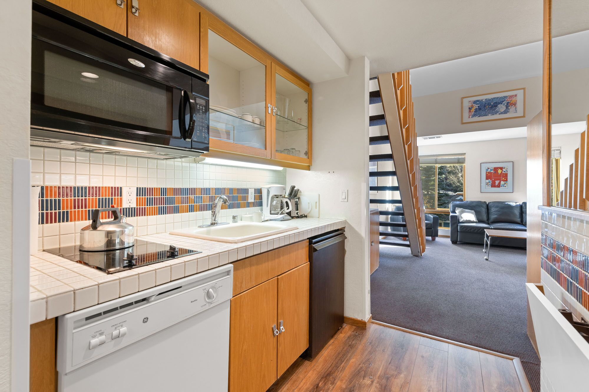 Kjøleskap, mikrobølgeovn, kokeplater og oppvaskmaskin