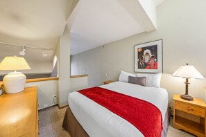 Een bureau, een strijkplank/strijkijzer, gratis wifi, beddengoed