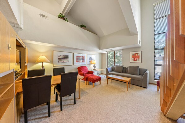 Een televisie, een dvd-speler en een tafeltennistafel