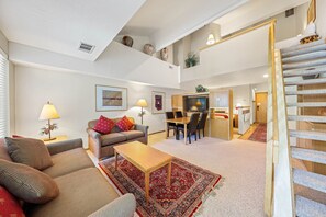 Fernseher, DVD-Player, Tischtennisplatte