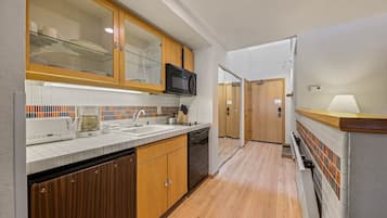 Fridge, microwave, stovetop, dishwasher