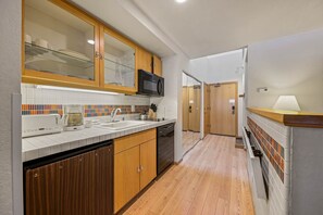 Kylskåp, mikrovågsugn, spishäll och diskmaskin