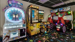 Variedad de juegos de arcade, incluyendo 'Black Hole Punch' y 'Pile Up'.